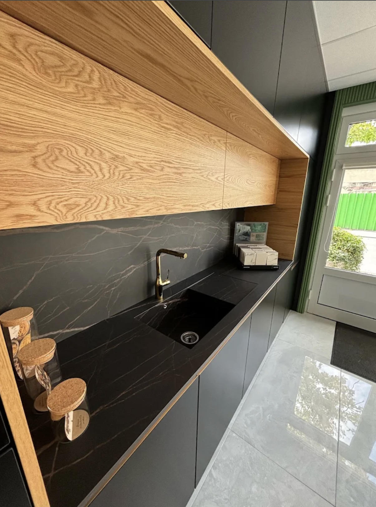 Cuisine graphite avec étagères en bois clair