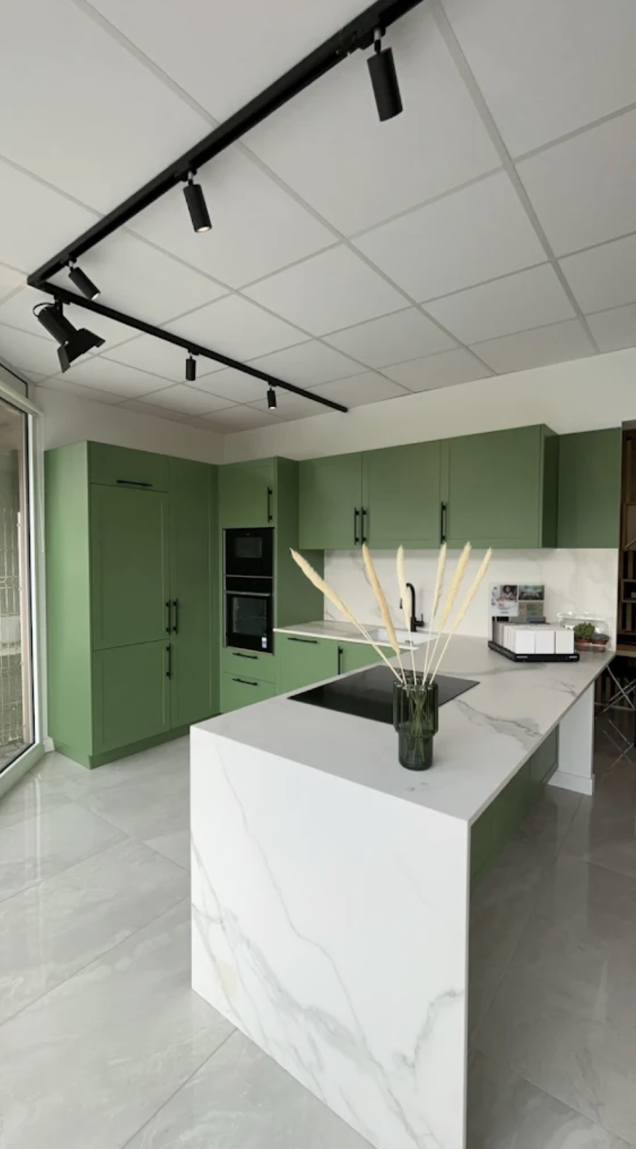 Cuisine vert olive avec plan de travail en marbre blanc