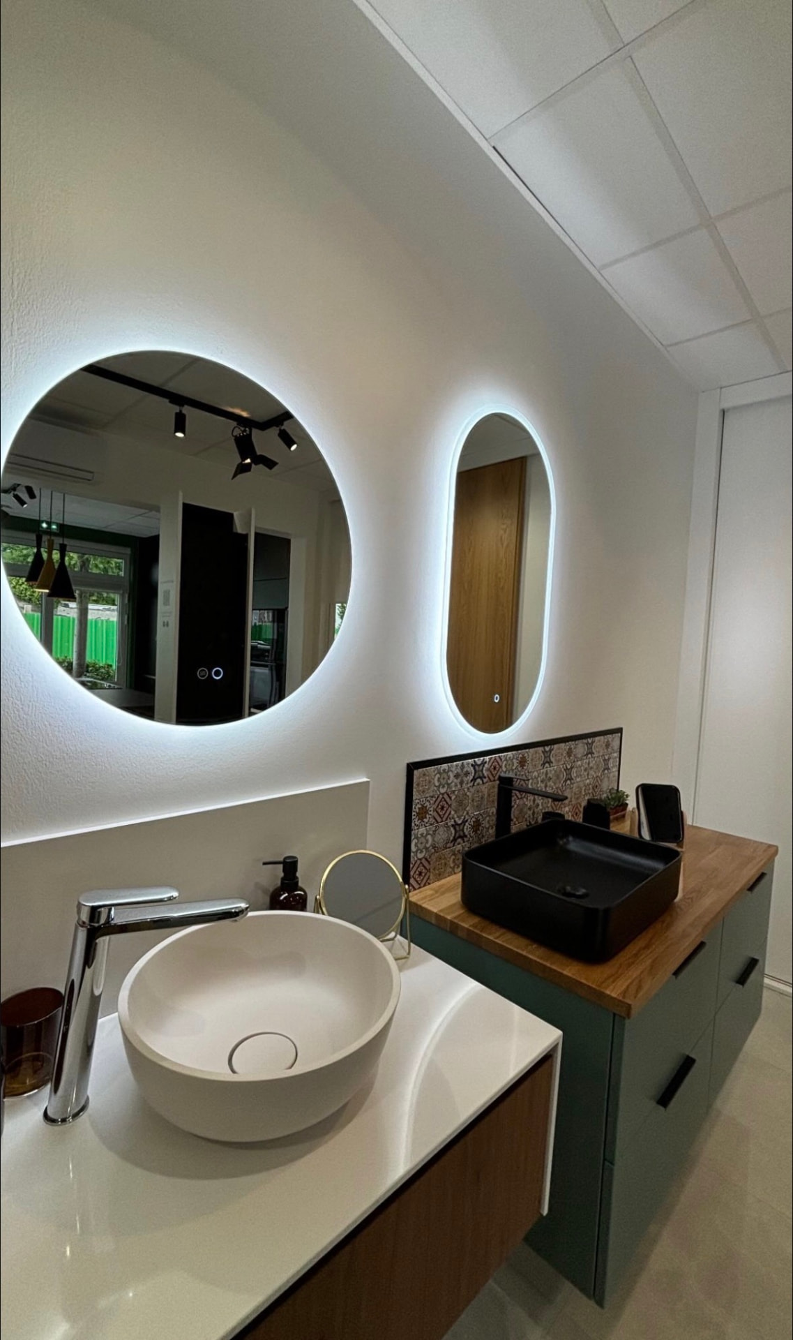 Salle de bains sur mesure avec miroirs rétroéclairés